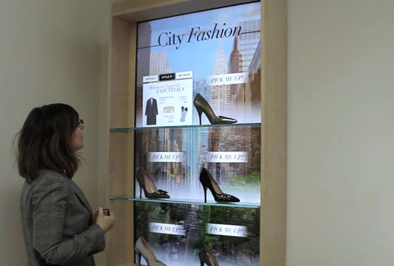 interacción interactiva de la información del escaparate de Digitaces de diverso color para la promoción de la moda
