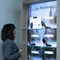 Los gabinetes de exhibición interactivos del escaparate que hacen compras establecen la comunicación